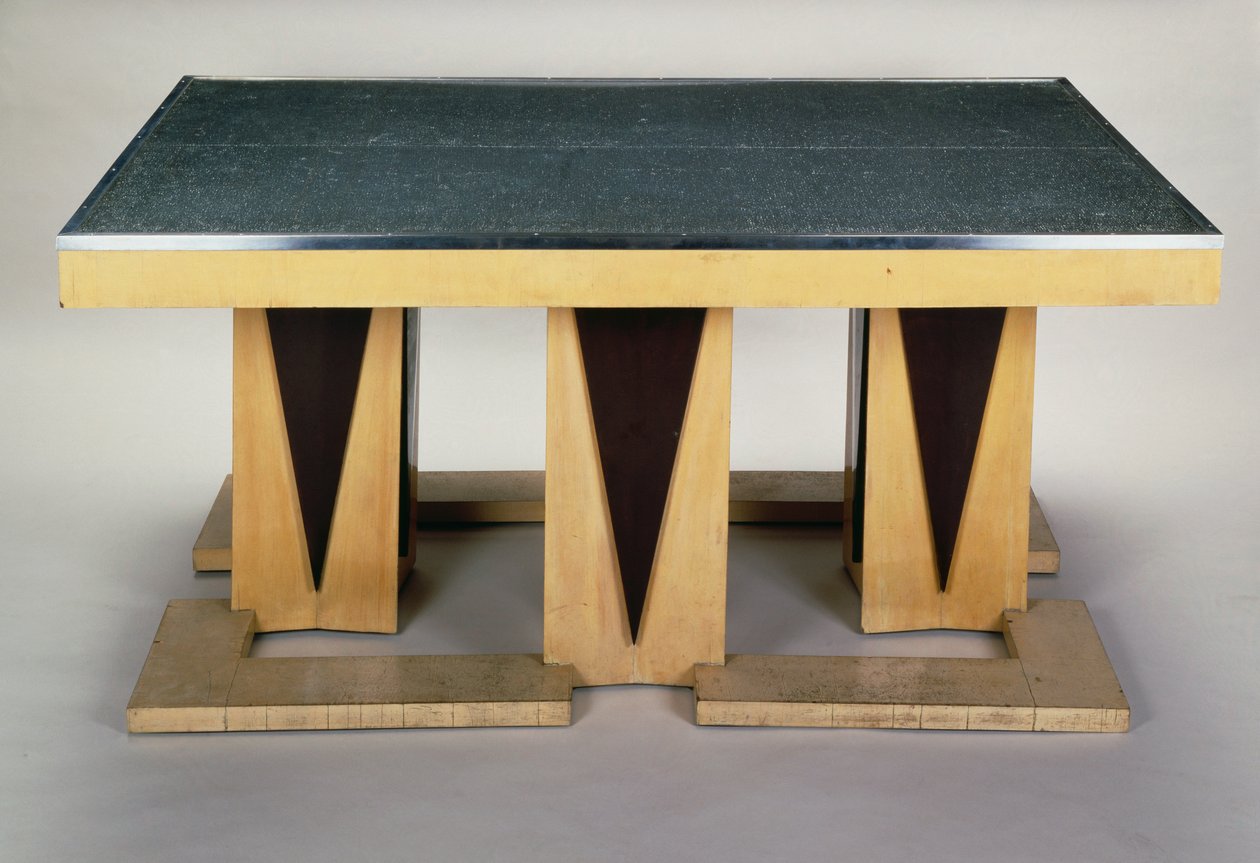 Table, by Pierre-Emile Legrain (1889-1929), in dark lacquered sycamore, Art deco style. France, 20th century. بواسطة بيير إي ليغرين