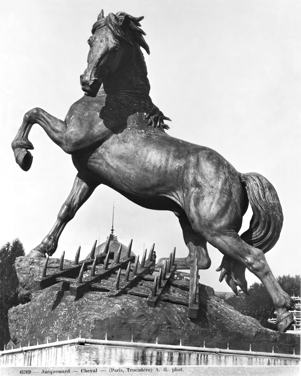 حصان مسلح ، أمام أول قصر تروكاديرو شيد للمعرض العالمي في عام 1878 ، 1878 (برونزية) بواسطة بيير لويس رويلارد