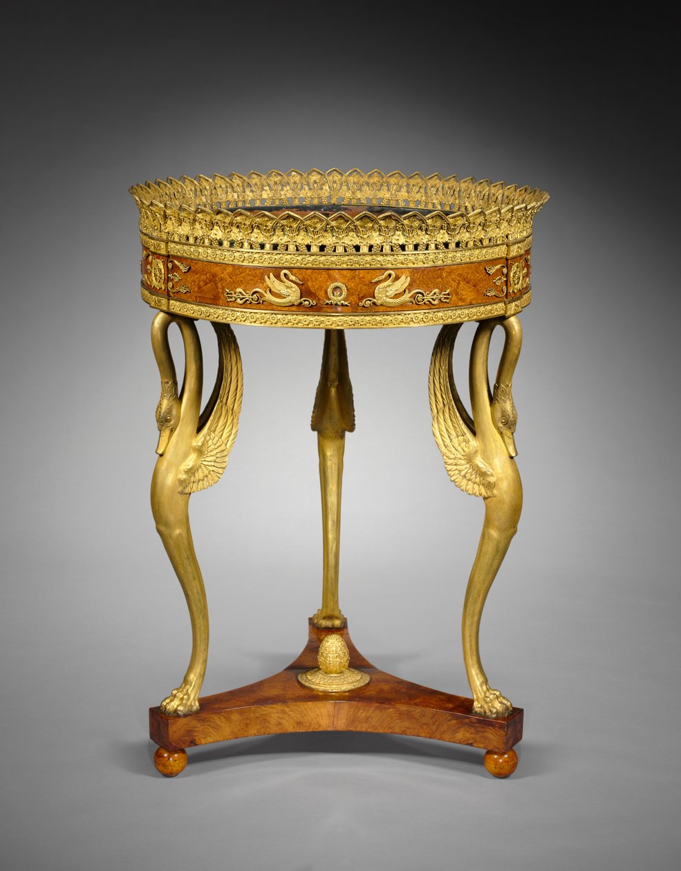 حامل زهور (Jardinière) ، حوالي 1800 (خشب مع حوامل من البرونز المذهب) بواسطة بيير فيليب تومير