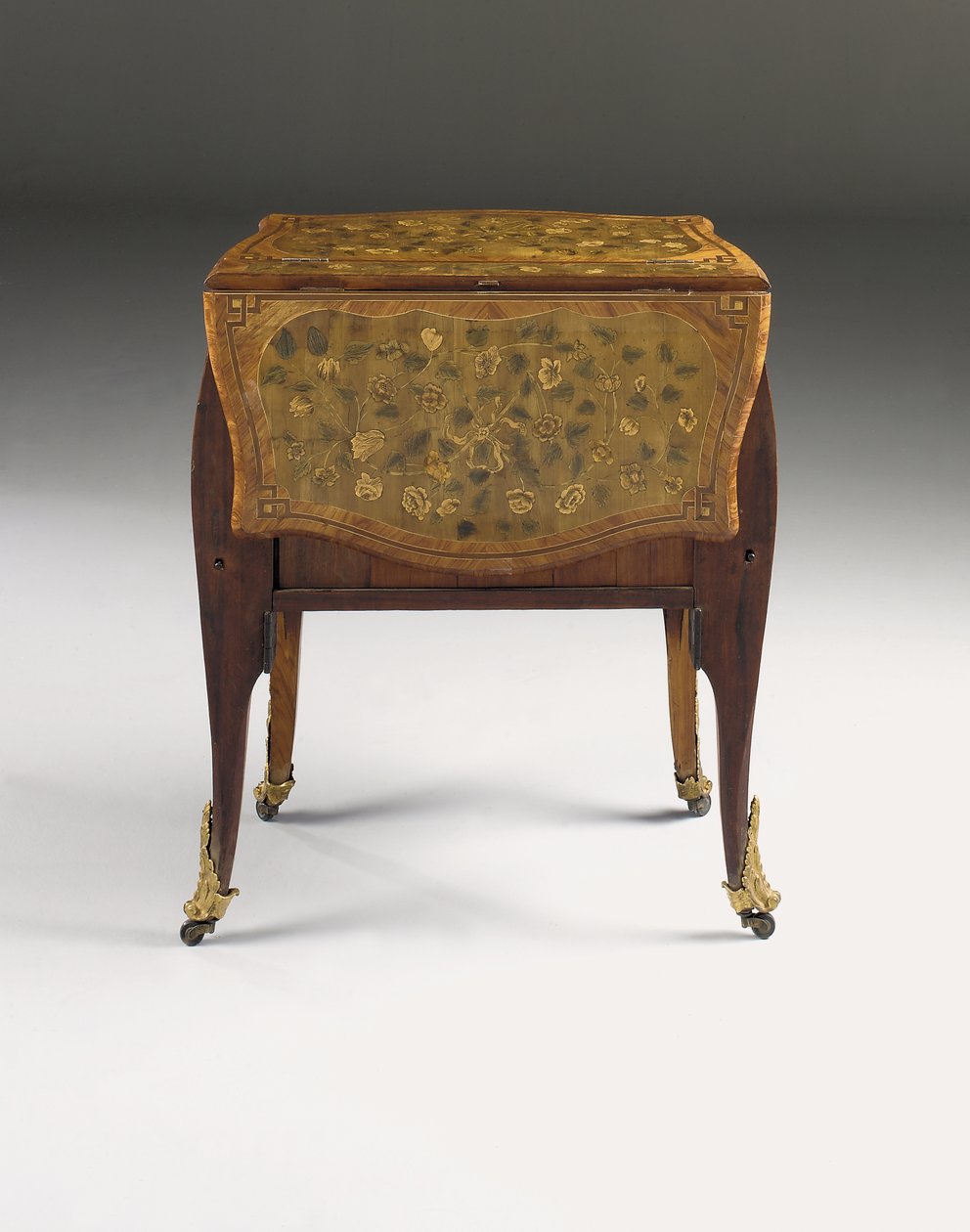 صوان لويس الخامس عشر ، c.1765-70 (ormolu mounted tulipwood، sycamore، amaranth & marquetry) (انظر أيضًا 463004 و 465390 و 465391) بواسطة بيير روسيل
