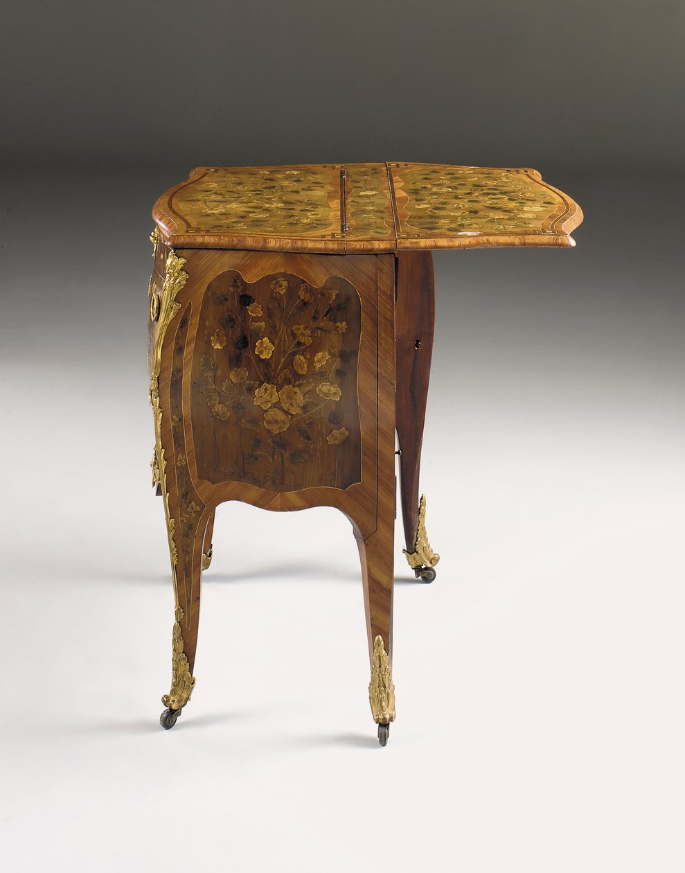 صوان لويس الخامس عشر ، c.1765-70 (ormolu mounted tulipwood، sycamore، amaranth & marquetry) (انظر أيضًا 463003 و 463004 و 465391) بواسطة بيير روسيل