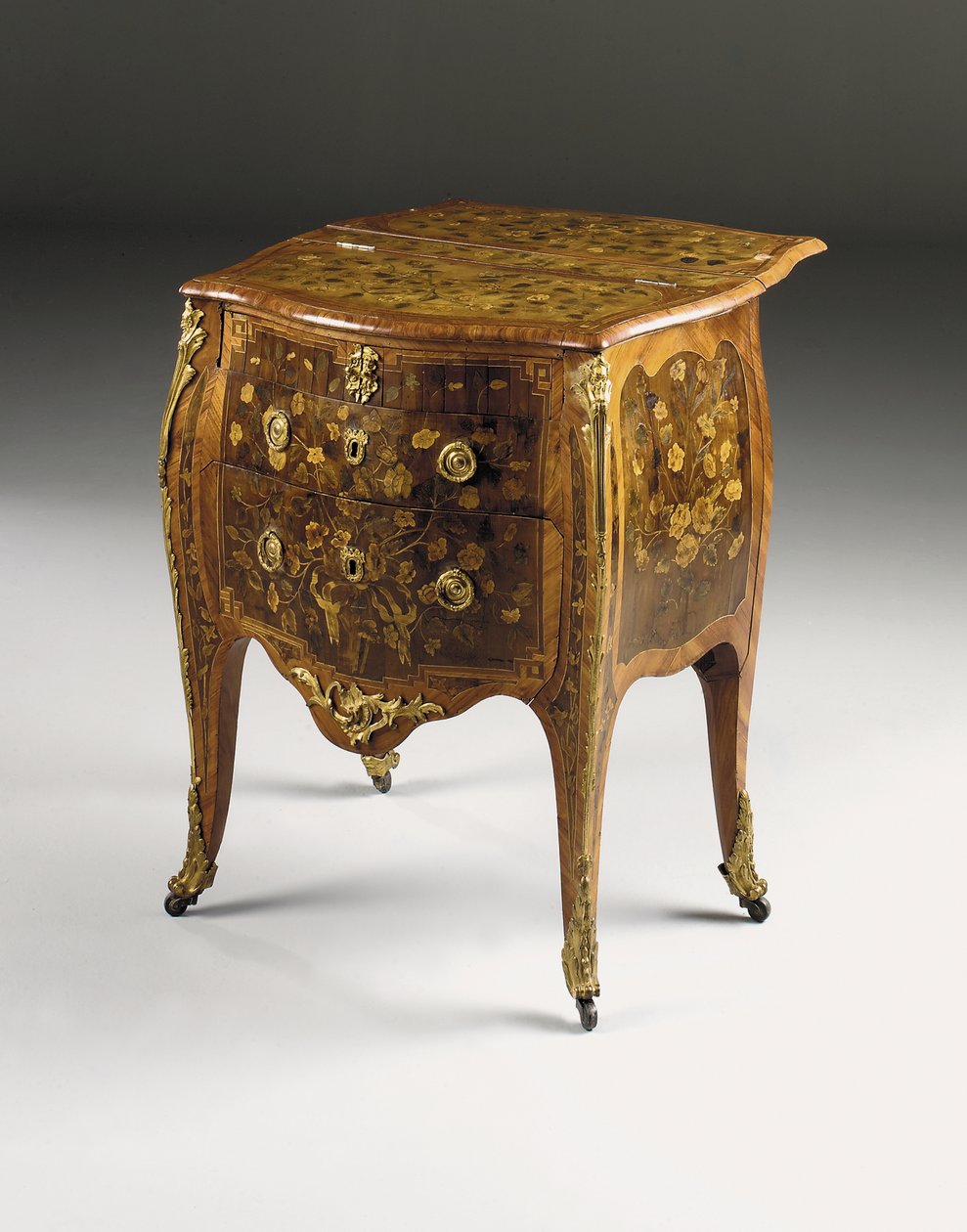 صوان لويس الخامس عشر ، c.1765-70 (ormolu mounted tulipwood، sycamore، amaranth & marquetry) (انظر أيضًا 463003 و 463004 و 465390) بواسطة بيير روسيل