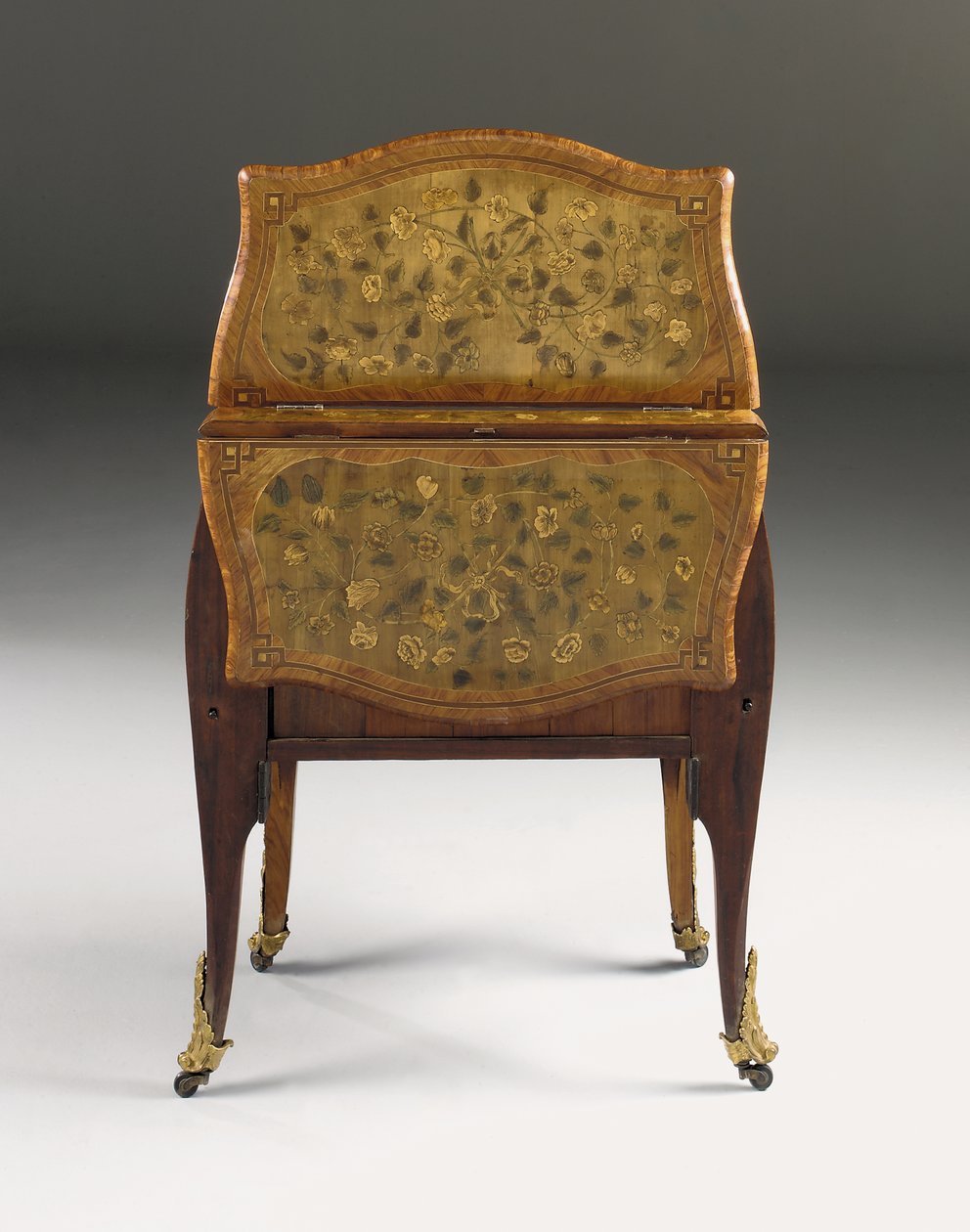 صوان لويس الخامس عشر ، c.1765-70 (ormolu mounted tulipwood، sycamore، amaranth & marquetry) (انظر أيضًا 463003 و 465390 و 465391) بواسطة بيير روسيل