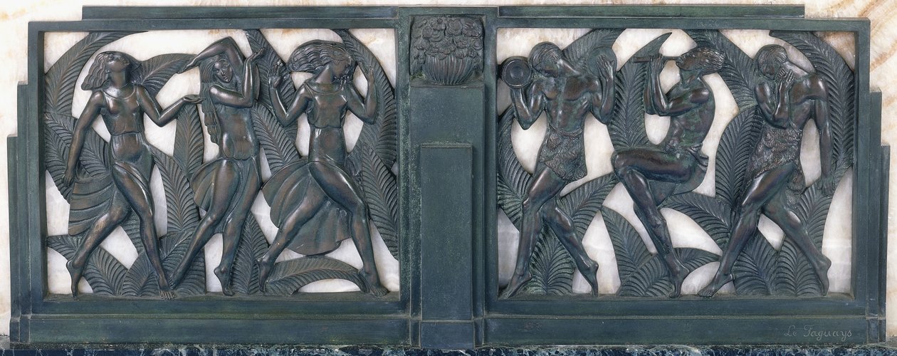 إفريز يصور ثلاث فتيات يرقصن كلاسيكيات وثلاثة موسيقيين ، حوالي 1910-1935 (برونز مزخرف ، رخام أبيض مقلم ، قاعدة من الرخام الأخضر) بواسطة بيير لو فاجوايس