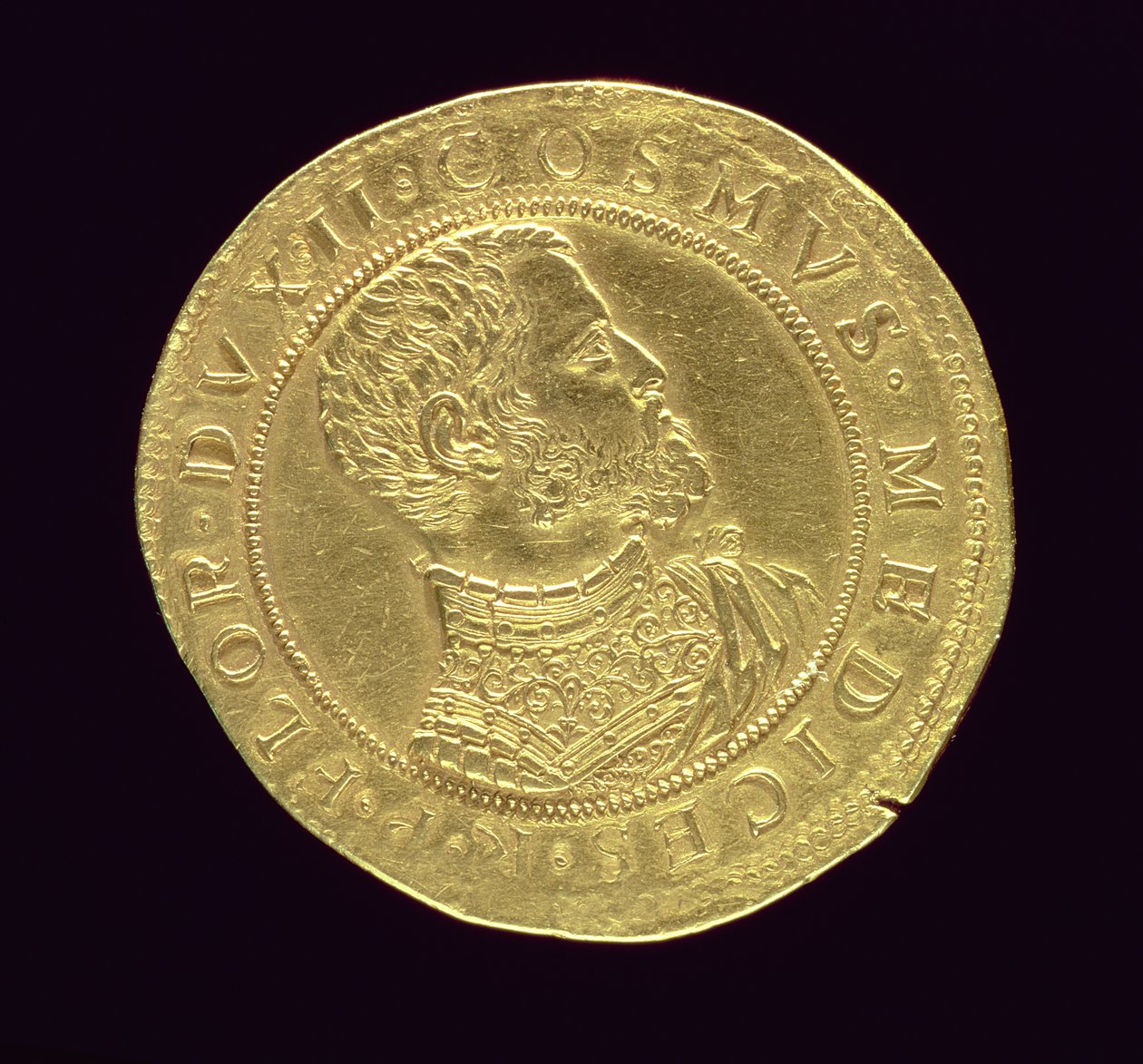وجه عملة Cosimo I (1519-74) في الدروع (مطلية بالذهب) النقش: COSMVS MEDICES RP FLOR DVX II (للخلف انظر 119191) بواسطة بيترو باولو جالوتي
