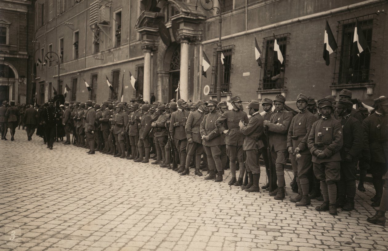 ألبوم "The GM R. Army (World War I)": القوات العسكرية في أحد شوارع مدينة رافينا مزينة بشكل احتفالي بالألوان الثلاثة على النوافذ (صورة أبيض وأسود) بواسطة بيترو بيزي