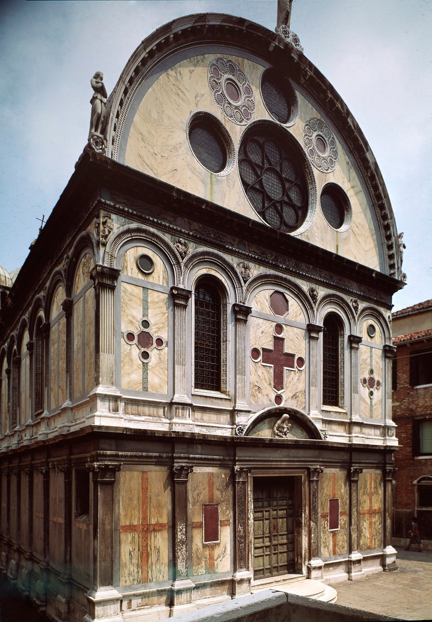 Facade of the Church of Santa Maria dei Miracoli (Saint Mary of the Miracles) made by Pietro Lombardo (1435-1515) 1481-1489 Venice, Italy بواسطة بيترو لومباردو