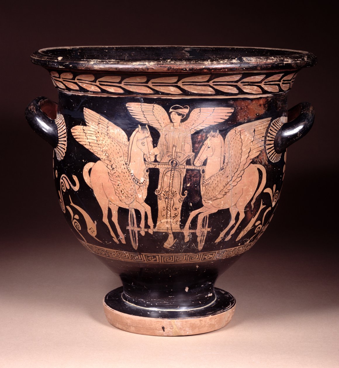 كراتر جرس أحمر الشكل تصور إيوس ركوب مركبتها من البحر ، Lucanian ، c.440-420 قبل الميلاد (سيراميك) بواسطة رسام بيستشي