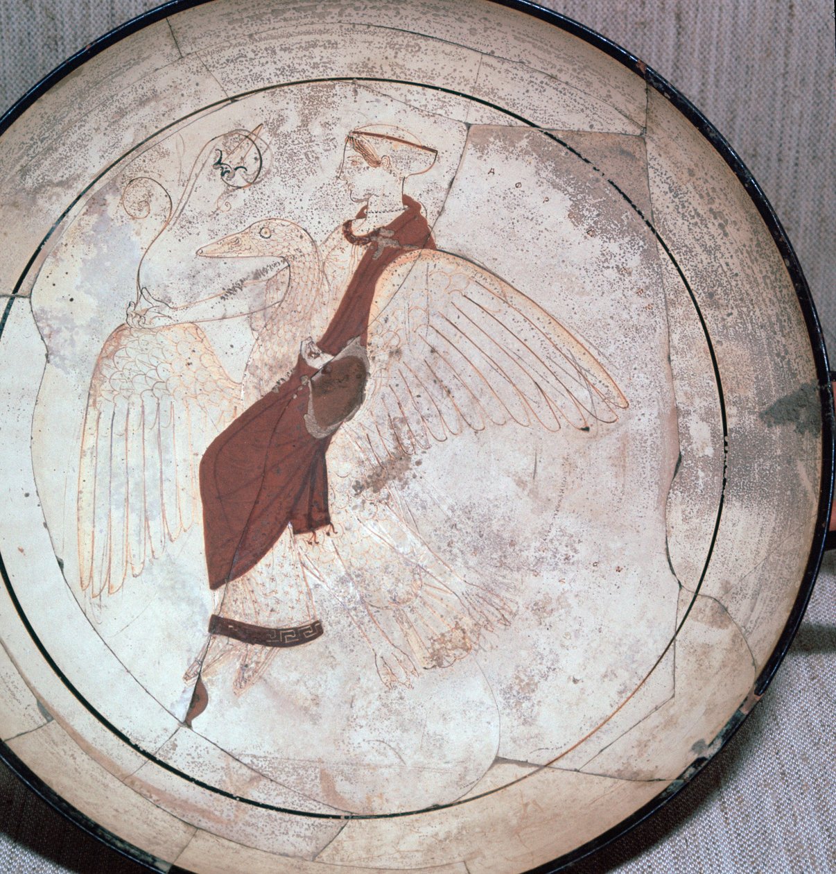 التفاصيل من kylix تظهر أفروديت على أوزة ، القرن الخامس قبل الميلاد. بواسطة رسام بيستوكسينوس