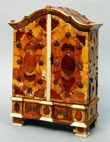 مجلس الوزراء الكهرماني للملك ستانيسلاف أوغست بونياتوفسكي (1763-1813) c.1771 (الكهرمان) (انظر أيضًا 253563) بواسطة المدرسة البولندية