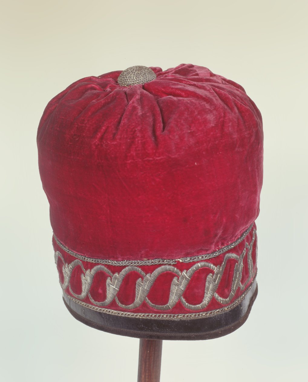 قبعة الكنيسة الأرثوذكسية من المفترض أن يرتديها نابليون (1769-1821) أثناء عبور نهر Berezyna في عام 1812 (المخمل بخيوط الجلد والفضة) بواسطة المدرسة البولندية