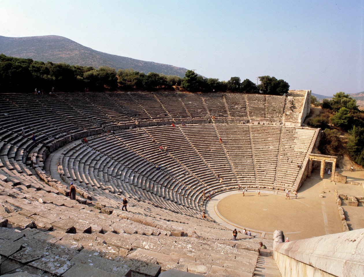 منظر لمسرح إبيداوروس من صنع المهندس المعماري بوليكليت لو جون في اليونان. بواسطة Polycletus (نشط c.450 c.415 قبل الميلاد)
