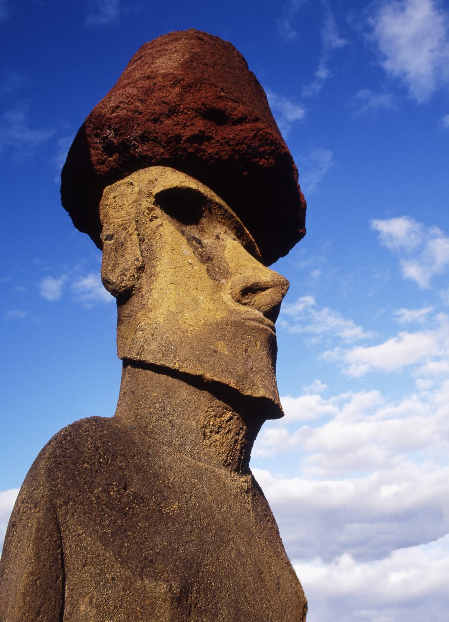 تمثال متجانسة على Ahu Nau Nau على شاطئ Anakena ، Moai Culture ، c.1000-1600 بواسطة البولينيزية