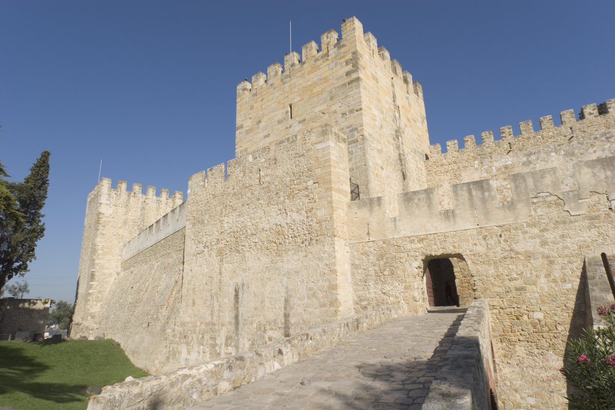 المنظر الخارجي للقلعة بواسطة المدرسة البرتغالية