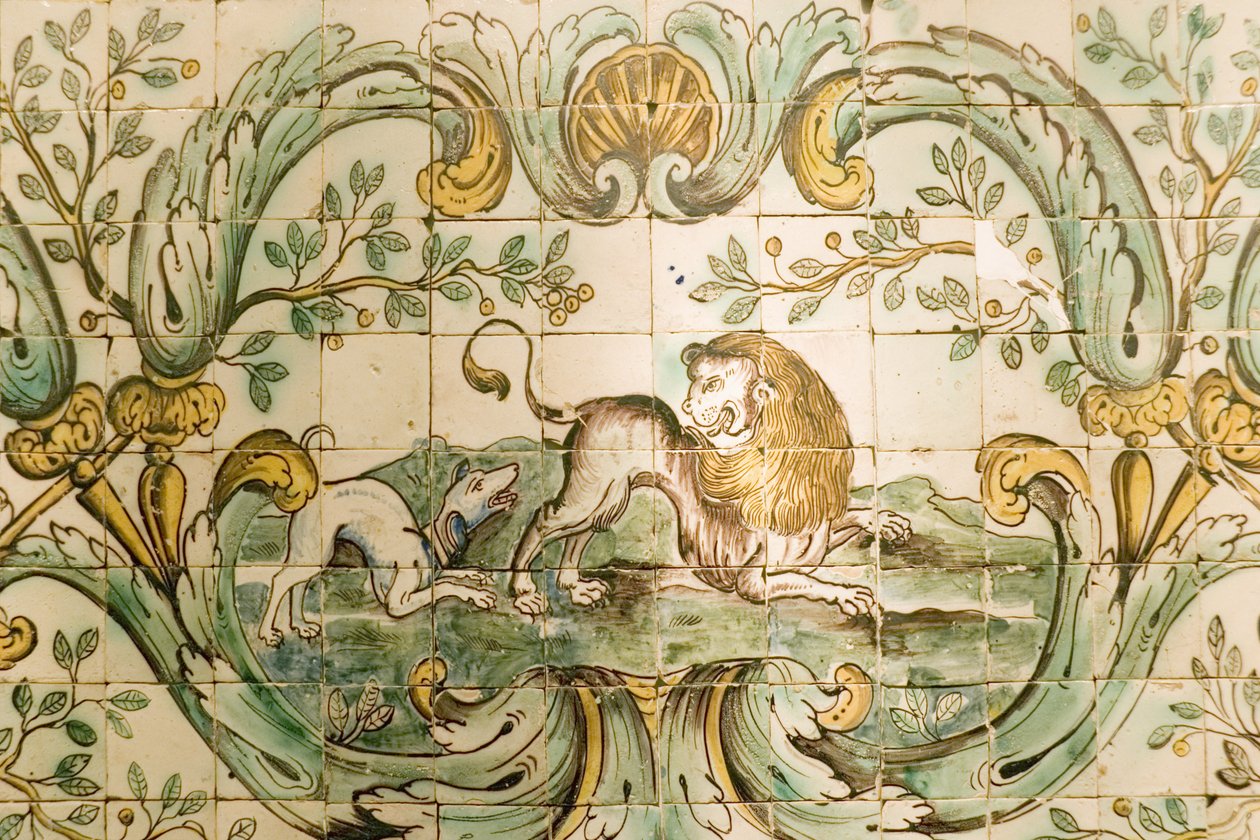 Majolica يصور بلاط كلب يطارد أسدًا ، من The Hunting Room at Palacio da Praia، Belem، c.1680 (سيراميك) بواسطة المدرسة البرتغالية