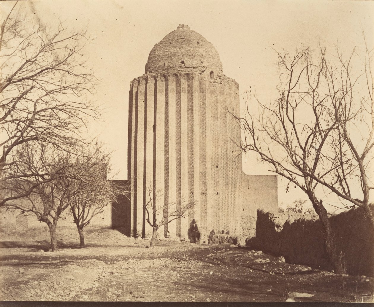 [بسطام ، برج القبر المبني عام 1313 ، خراسان] ، 1840 - 60. بواسطة ربما بواسطة لويجي بيسكي.