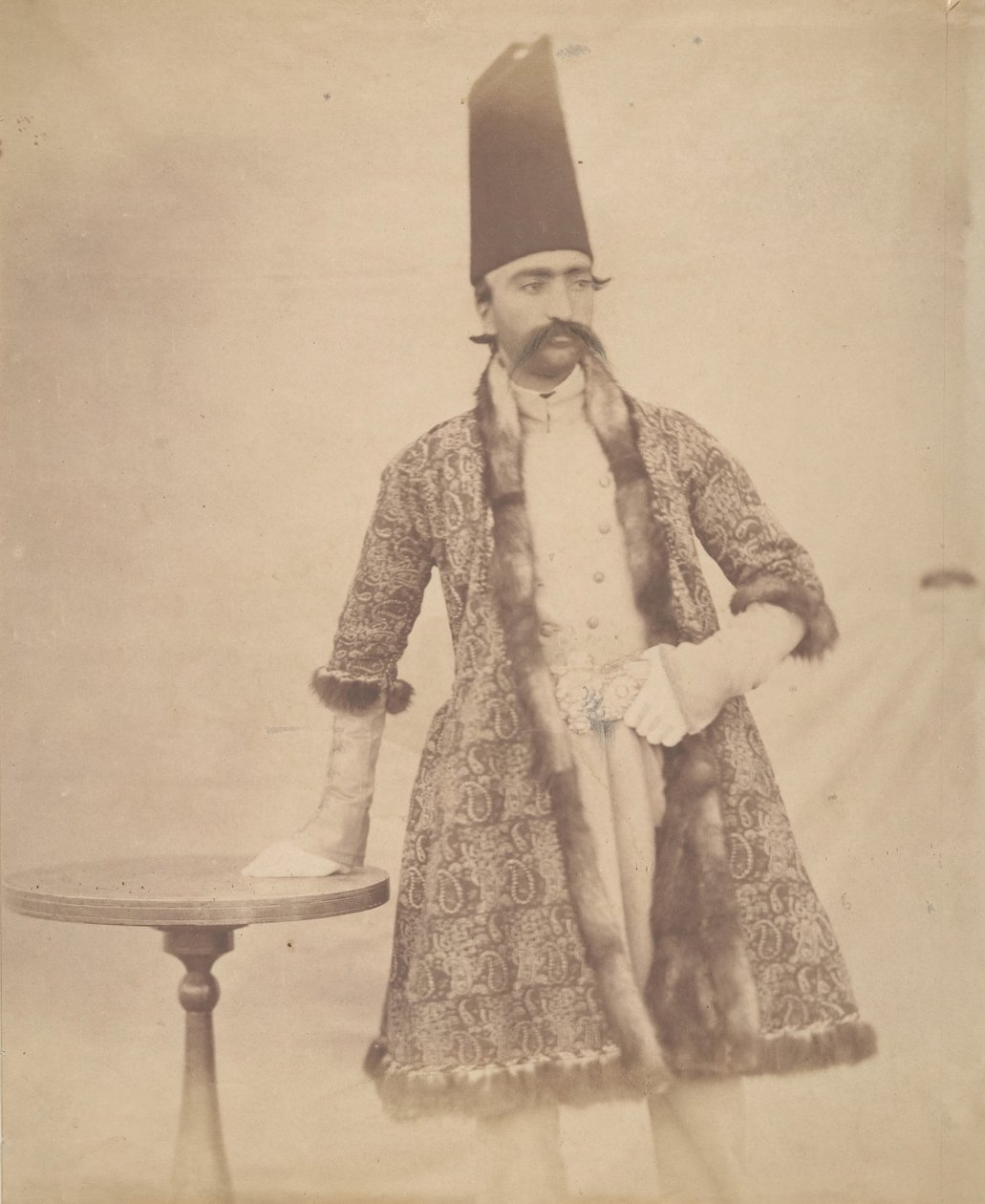 [Naser al-Din Shah], 1840s-60s.  بواسطة ربما بواسطة لويجي بيسكي.