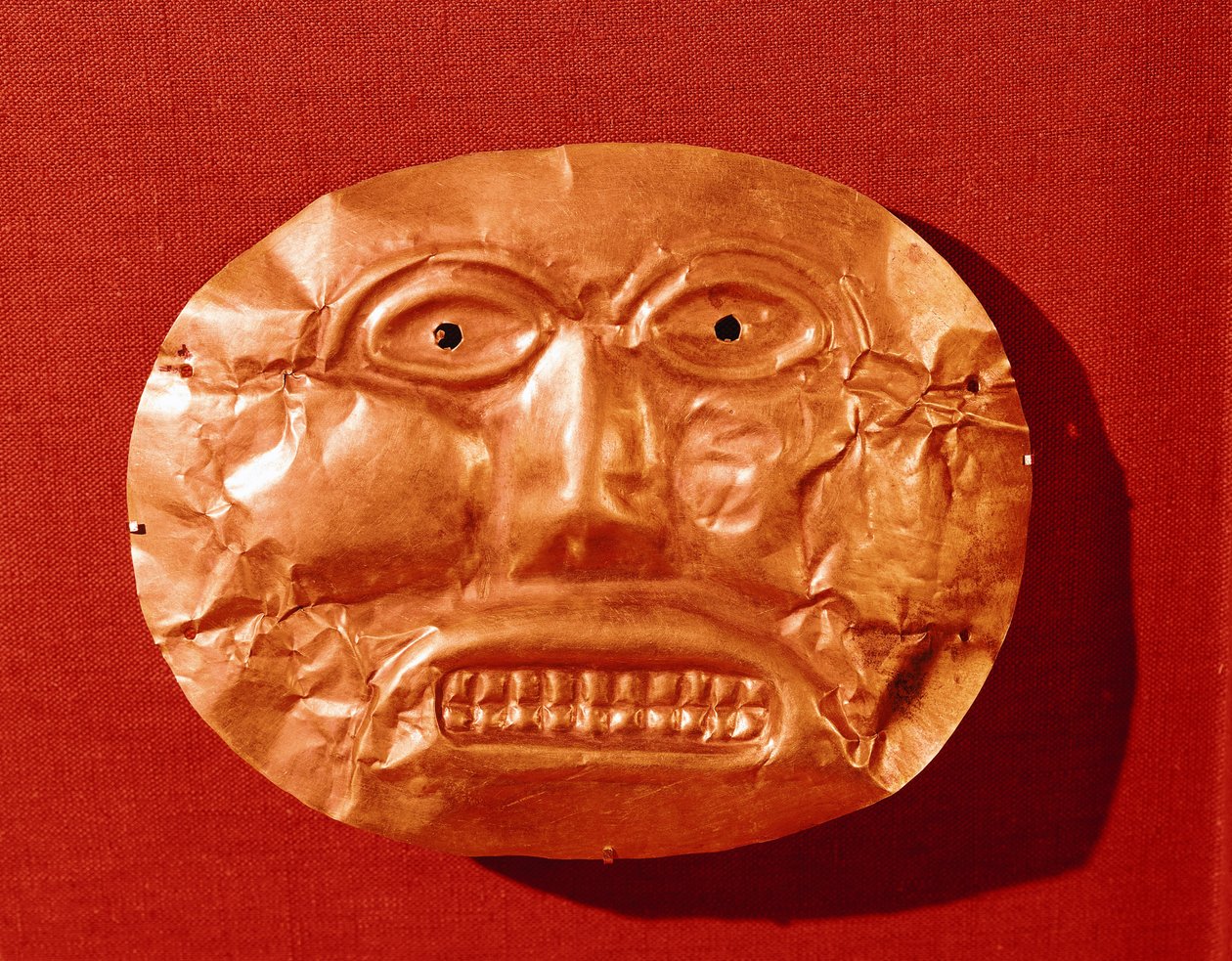 قناع كاليما الجنائزي ، من ريستريبو ، وادي كوكا ، c.550-450 قبل الميلاد (ذهبي) بواسطة قبل الكولومبي