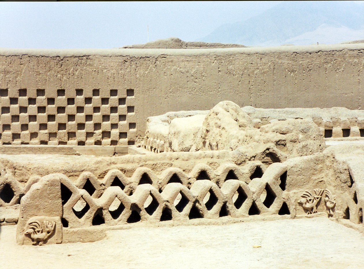 داخل مدينة ما قبل الإنكا المدمرة والمهجورة التي بناها Chimu ، c.1300 بواسطة قبل الكولومبي