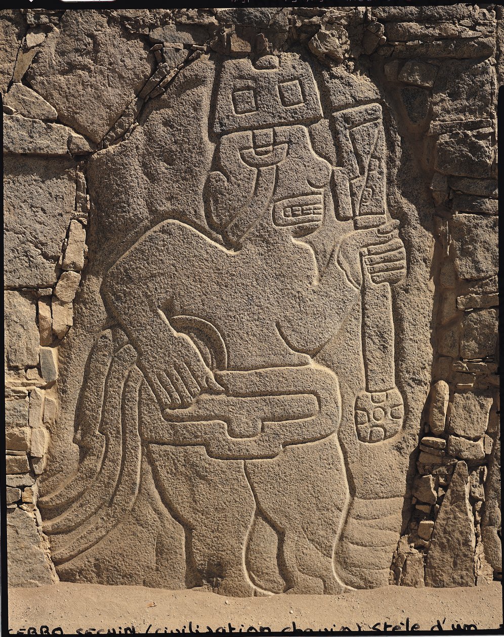 لوحة تصور محاربًا يحمل ناديًا ، Chavin Culture بواسطة قبل الكولومبي