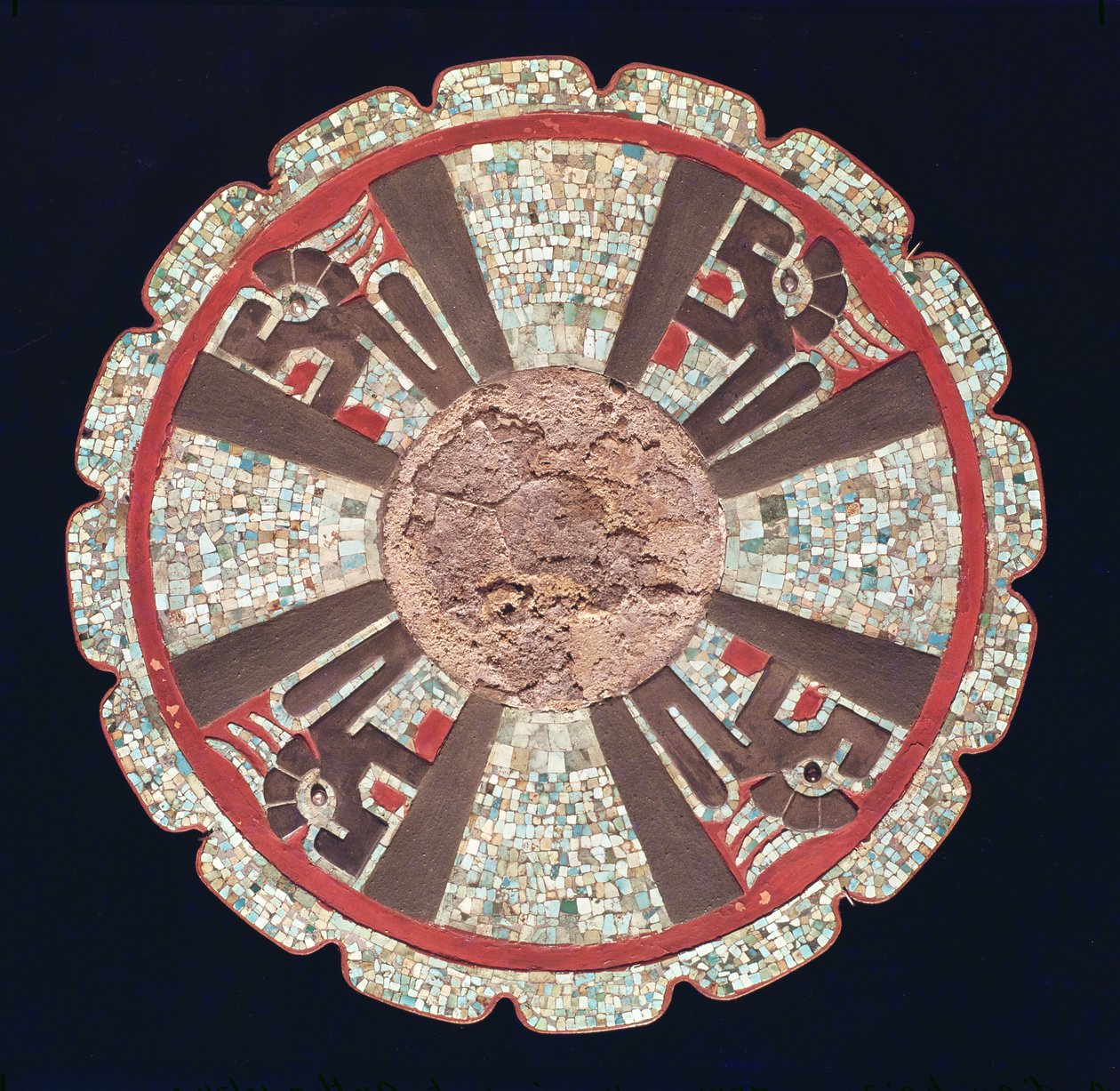 Teotezcacuitiapili ، مشبك حزام يرتديه كبار الشخصيات يصور الثعابين النارية الأربعة ، من El Castillo ، Chitchen Itza ، ولاية يوكاتان ، 987-1185 (فسيفساء) بواسطة قبل الكولومبي