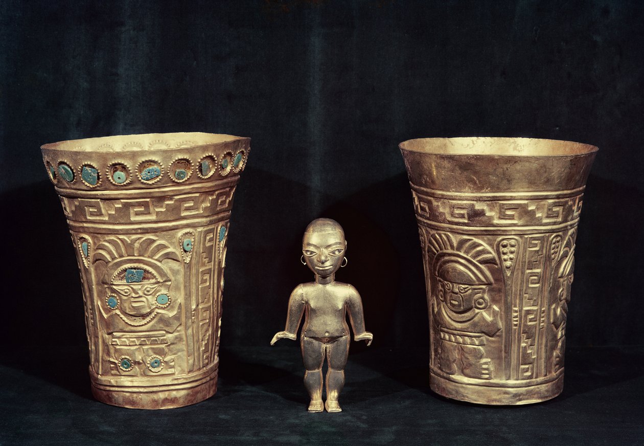 اثنين من مزهريات Chimu مع شخصيات أسطورية وصنم صغير Mochica الأنثوي (الذهب المنقوش والفيروز) بواسطة قبل الكولومبي