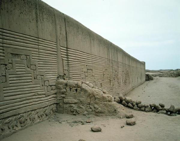 الجدار الخارجي لساحة الاحتفالات ، قصر تشودي ، بناه تشيمو ، c.1300 قبل الميلاد بواسطة ما قبل كولومبوس قبل كولومبوس