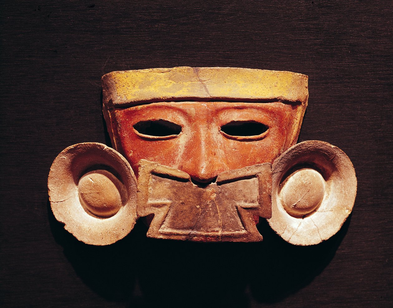 قناع بشري من Teotihuacan (حجر مطلي) بواسطة قبل الكولومبي