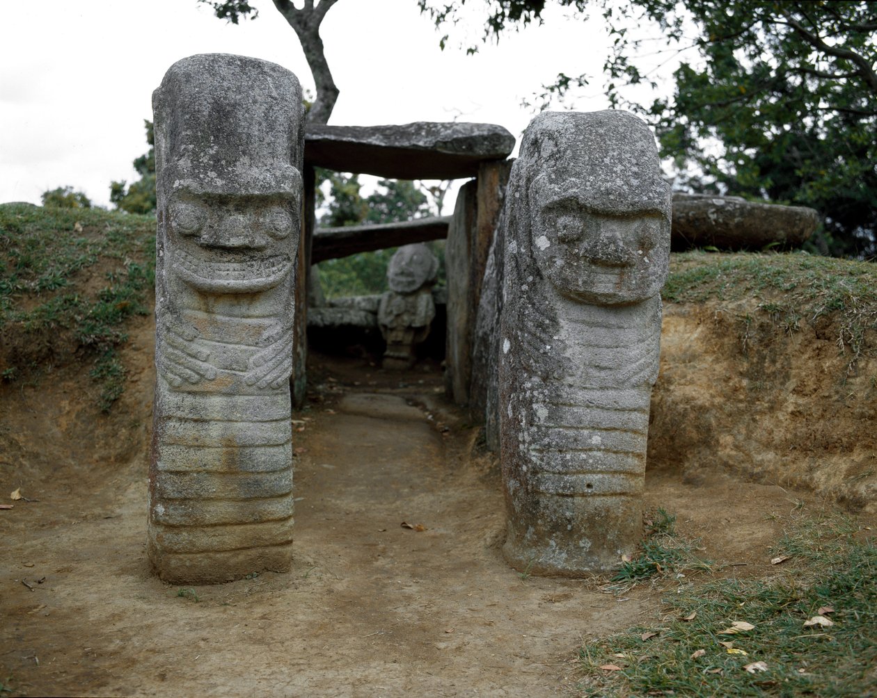 النحت المغليثى من caryatids حيوانية بواسطة ما قبل كولومبوس قبل كولومبوس