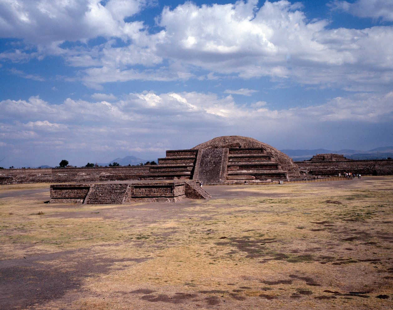 Precolombian civilization: view of the site of Teotihuacan (300 BC-600 AD): the temple (or pyramid) of the sun. Mexico بواسطة ما قبل كولومبوس قبل كولومبوس