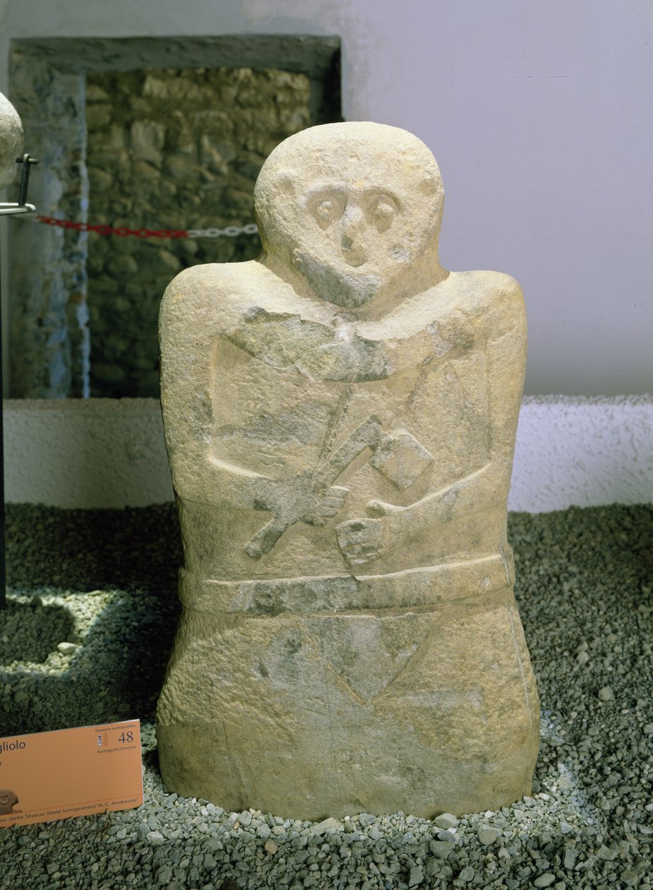 واحدة من لوحة Lunigiana ، وجدت في Bigliolo ، c.3000 قبل الميلاد بواسطة قبل التاريخ