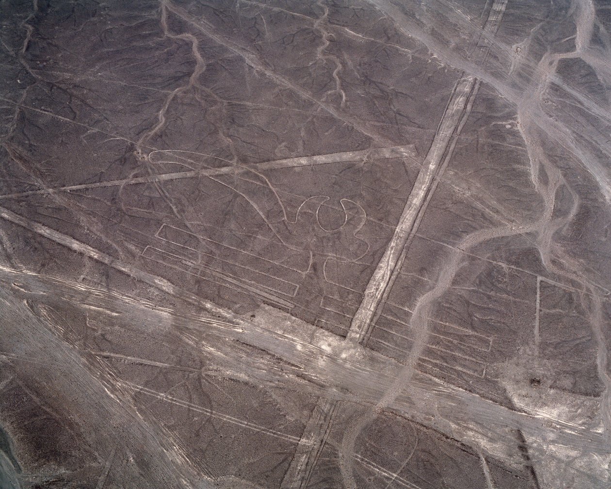 Aerial view of Nazca Lines (photography بواسطة عصور ما قبل التاريخ