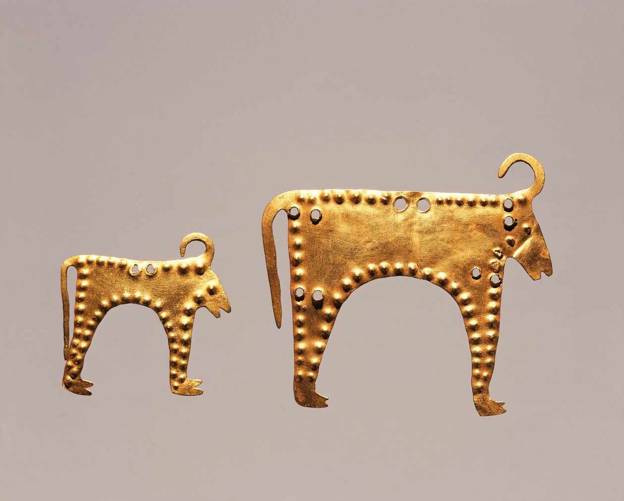 Animal figures from excavations at Varna, tomb 36 (gold leaf) بواسطة عصور ما قبل التاريخ