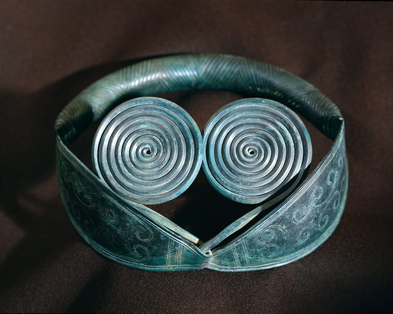 Prehistoire: metal neck ornament decorated with spirals from Halland. Swedish Museum of National Antiquities, Stockholm Sweden بواسطة عصور ما قبل التاريخ