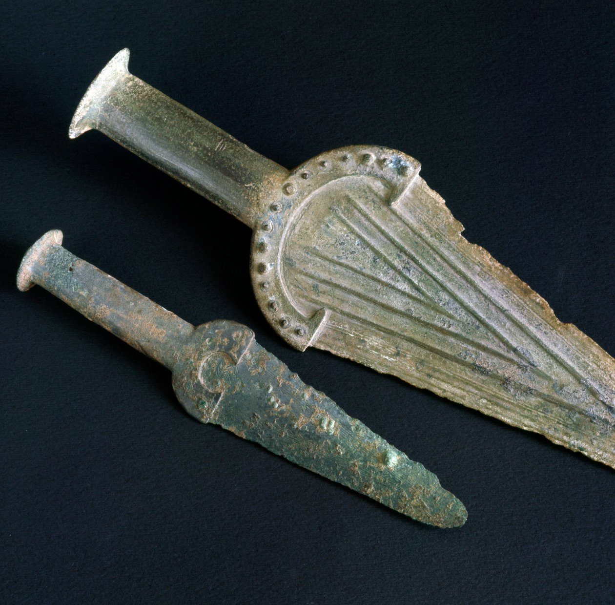 Prehistory, Etruscan civilization: bronze dagger from the Necropole San Giovenale (Viterbo), Lazio. Bronze age. 17th century BC. Rome, Museo Nazionale Preistorico Etnografico Luigi Pigorini بواسطة عصور ما قبل التاريخ