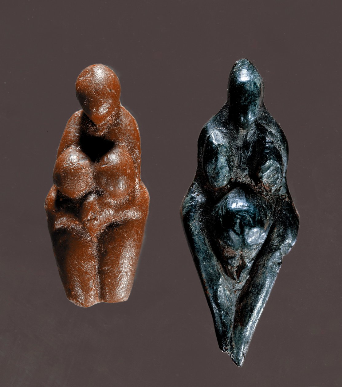 عصور ما قبل التاريخ: "" Venus de Grimaldi "" تماثيل من الحجر الصابوني الأصفر والأخضر مجرد آلهة يرجع تاريخها إلى العصر الحجري القديم الأعلى. خافت. 6 سم سان جيرمان أونلاي ، متحف الآثار بواسطة عصور ما قبل التاريخ