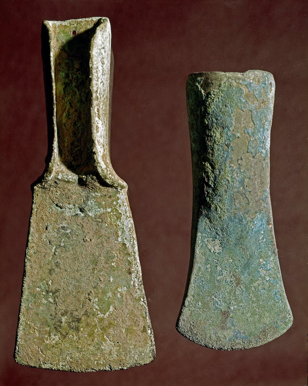 عصور ما قبل التاريخ: فأس ورمح في الصوان. حضارة الأبينيني (أو العصر البرونزي الإيطالي). 1400-1300 ق. بيروجيا ، Museo Archeologico Nazionale dell'Umbria بواسطة عصور ما قبل التاريخ