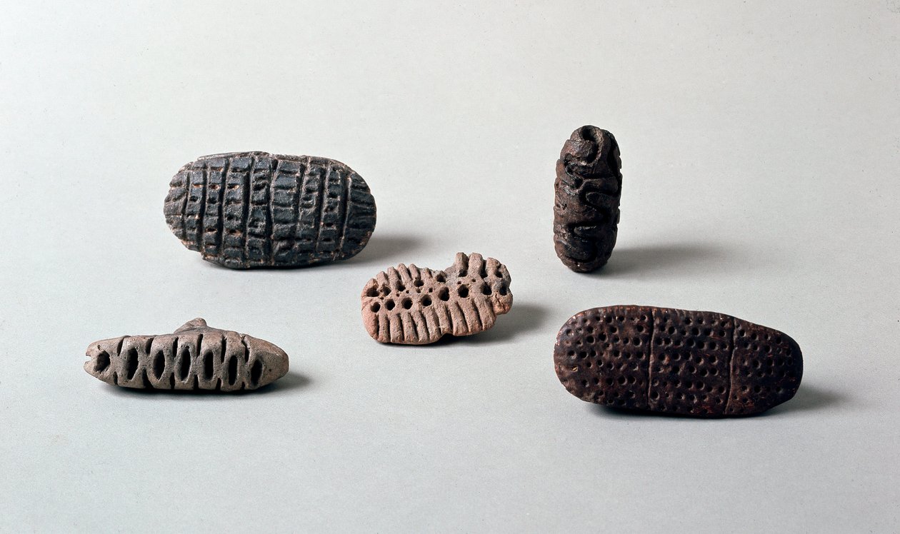 عصور ما قبل التاريخ: pintaderas مختلفة (أختام) من الطين الحجري الحديث من Caverna Delle Arene إلى Candide (Liguria). بيغلي ، متحف فيلا بالافيسيني بواسطة عصور ما قبل التاريخ