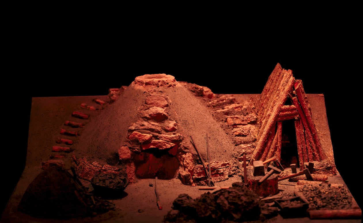 Prehistory: reconstitution of a Iron Age forge. Saint Germain en Laye, Museum of Antiquites بواسطة عصور ما قبل التاريخ