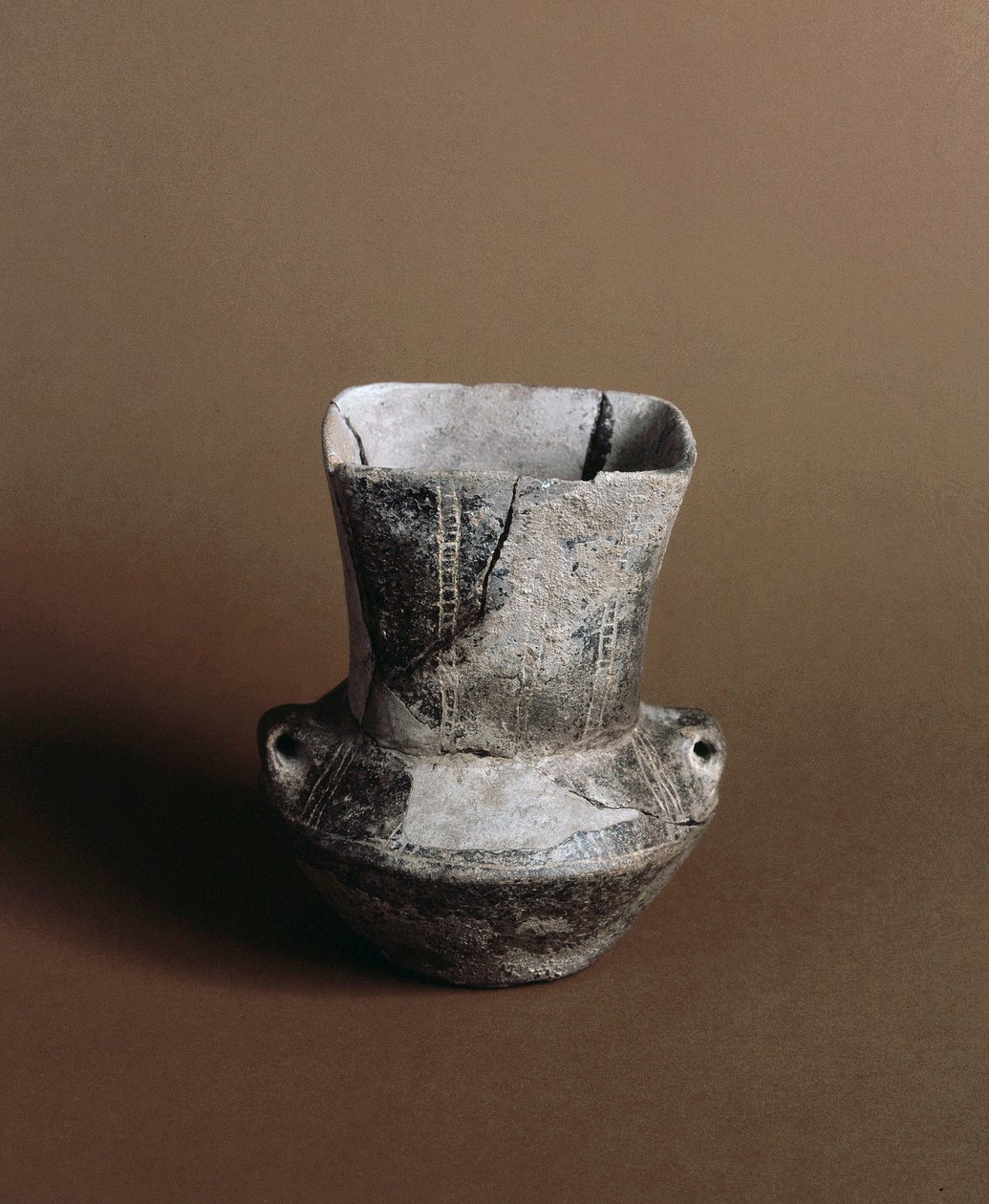 عصور ما قبل التاريخ: مزهرية مربعة الفتح عليها كتابات من العصر الحجري الحديث من Caverna Delle Arene في كانديد (ليغوريا). بيغلي ، متحف فيلا بالافيسيني بواسطة عصور ما قبل التاريخ