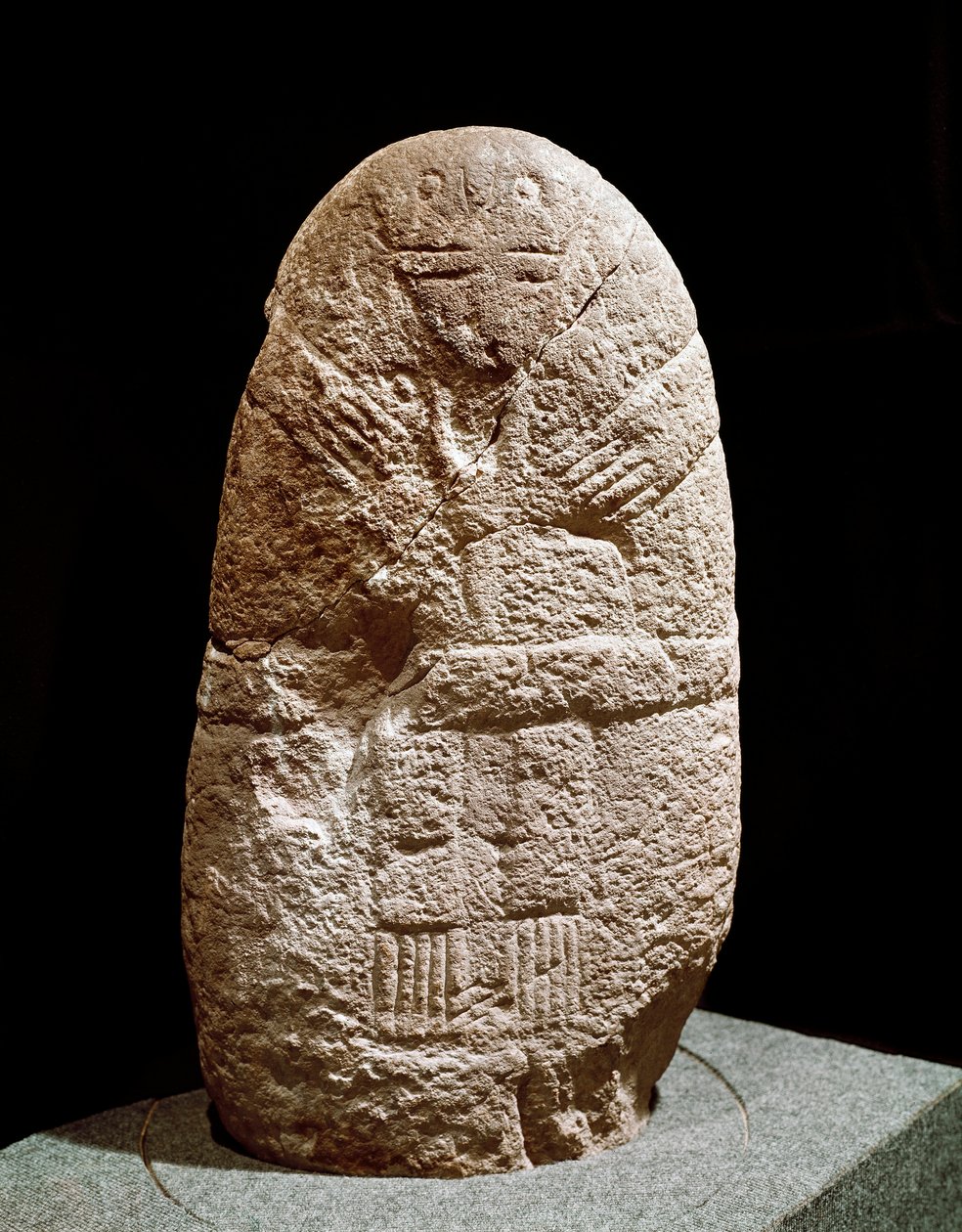 عصور ما قبل التاريخ: تمثال صغير مينهير. العصر الحجري ، العصر الحجري الحديث. سان جيرمان أونلاي ، متحف الآثار الوطنية بواسطة عصور ما قبل التاريخ