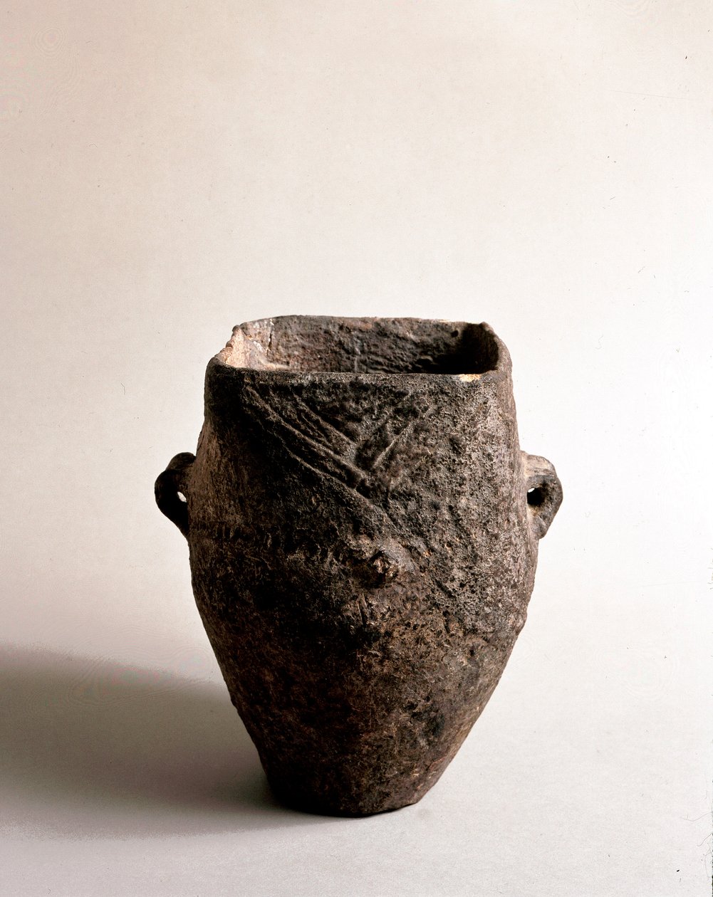 عصور ما قبل التاريخ: مزهرية من الطين مع فتحة مربعة من العصر الحجري الحديث من Caverna Delle Arene في كانديد (ليغوريا). بيغلي ، متحف فيلا بالافيسيني بواسطة عصور ما قبل التاريخ