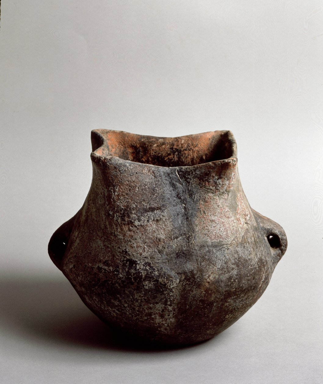 عصور ما قبل التاريخ: مزهرية من الطين مع فتحة مربعة من العصر الحجري الحديث من Caverna Delle Arene في كانديد (ليغوريا). بيغلي ، متحف فيلا بالافيسيني بواسطة عصور ما قبل التاريخ