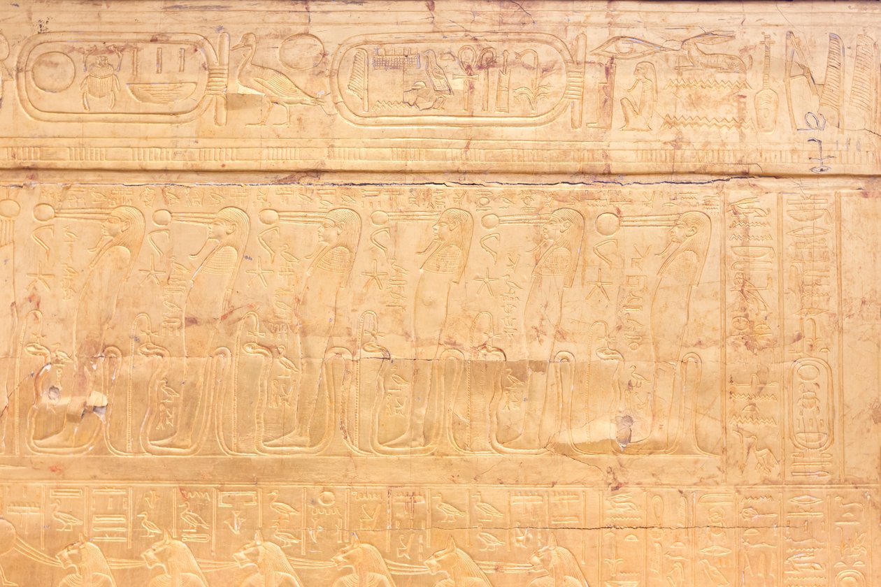 الضريح الذهبي الخارجي لغرفة دفن توت عنخ آمون ، المتحف المصري ، القاهرة ، مصر بواسطة عصور ما قبل التاريخ