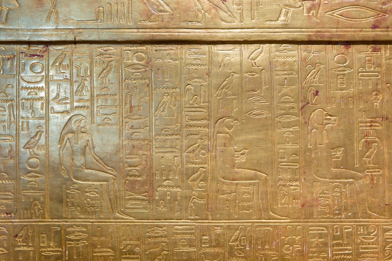 الضريح الذهبي الخارجي لغرفة دفن توت عنخ آمون ، المتحف المصري ، القاهرة ، مصر بواسطة عصور ما قبل التاريخ