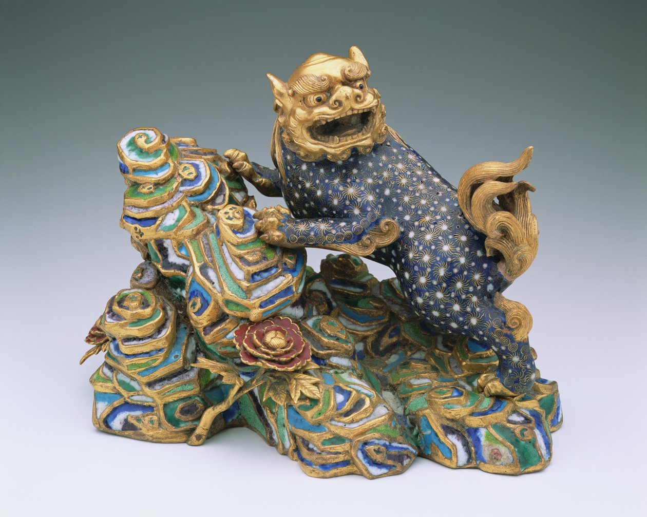 شكل أسد على الصخر (مينا cloisonne). بواسطة اسرة تشينغ الصينية