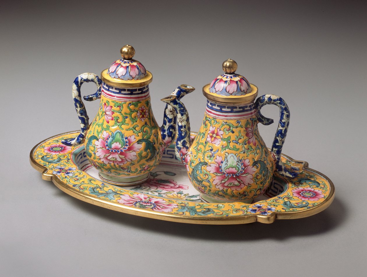 زوج من الأواني والصواني المصغرة ، فترة تشيان لونغ (1736-1795) (المينا) بواسطة اسرة تشينغ الصينية