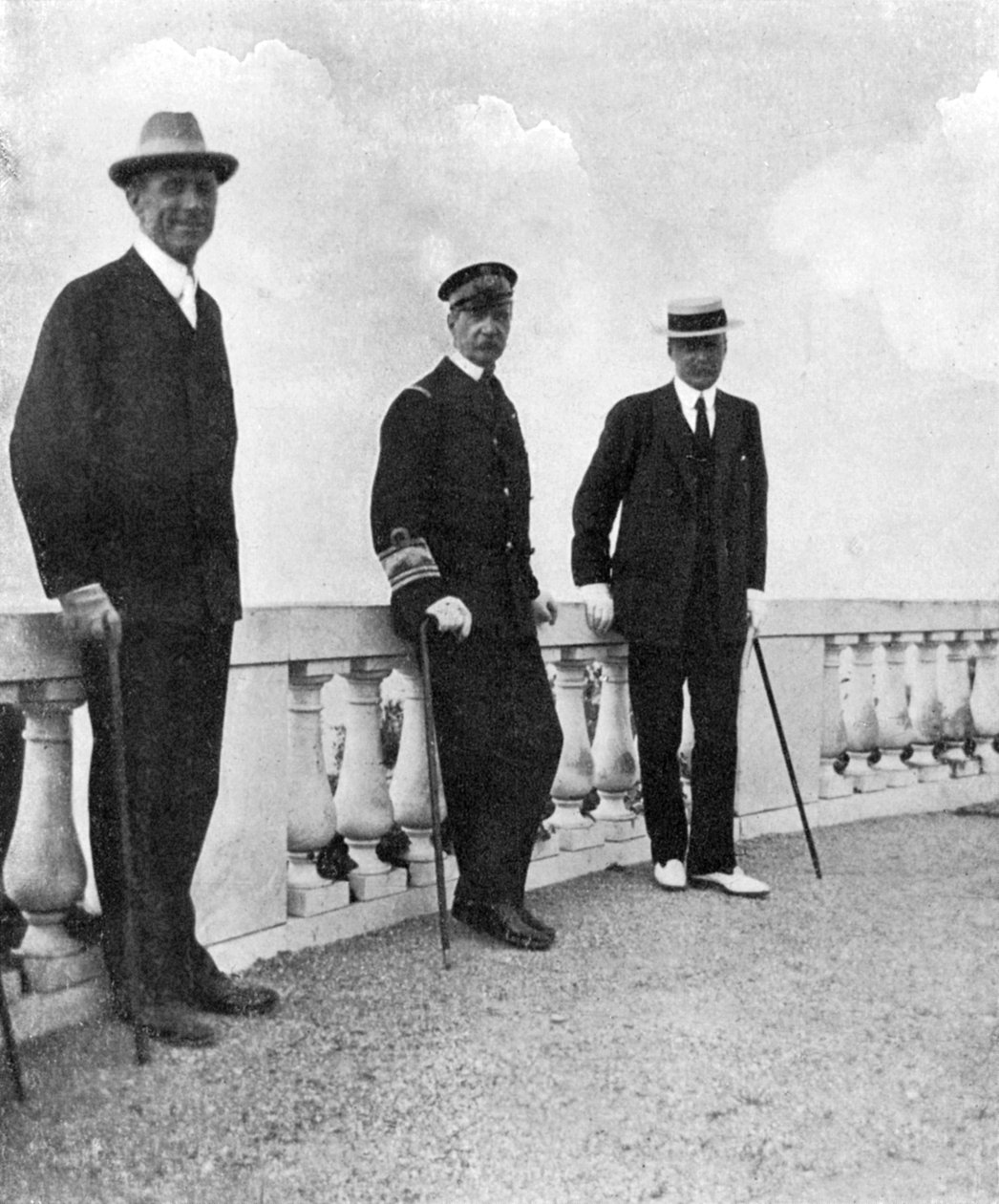 الملك جورج الأول ملك اليونان مع العميد كيبل واللورد هاو ، كورفو ، اليونان ، 1908. بواسطة الملكة الكسندرا
