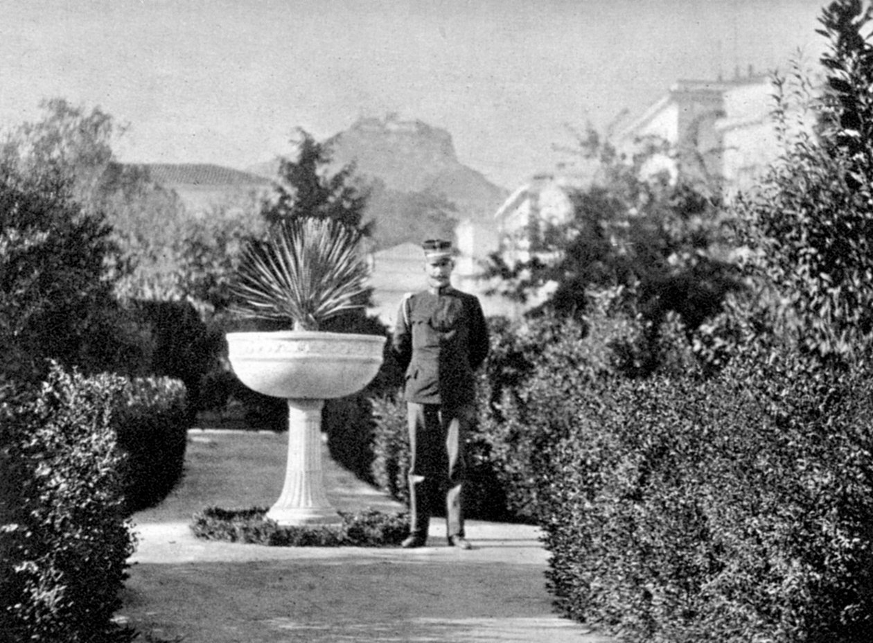 الأمير قسطنطين 1868-1923 ، دوق إسبرطة ، في حديقته بأثينا ، 1908. بواسطة الملكة الكسندرا