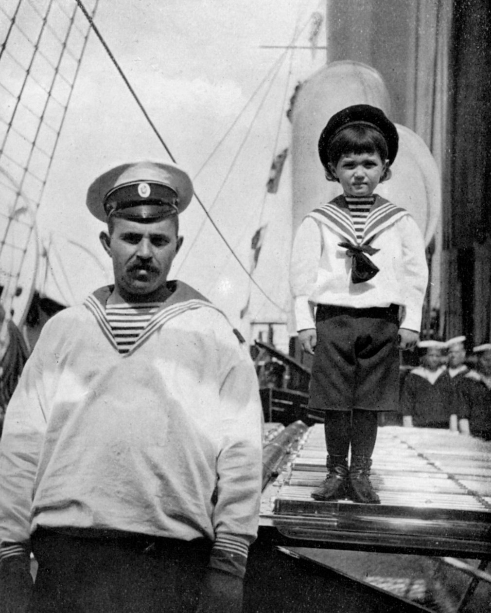 قيصر ليفيتش الصغير مع صديقه البحار ، 1908. بواسطة الملكة الكسندرا